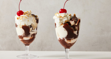 HOT FUDGE SUNDAE